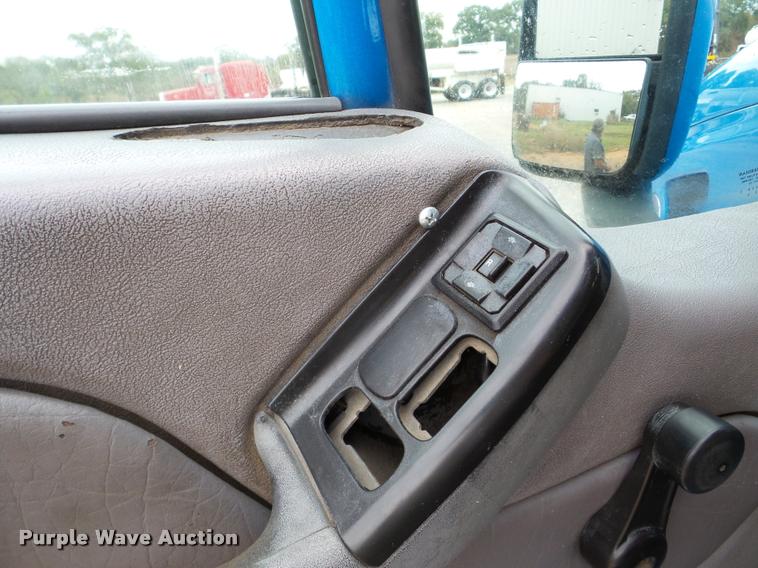 image for item DA8982 2003 Peterbilt 387 semi truck