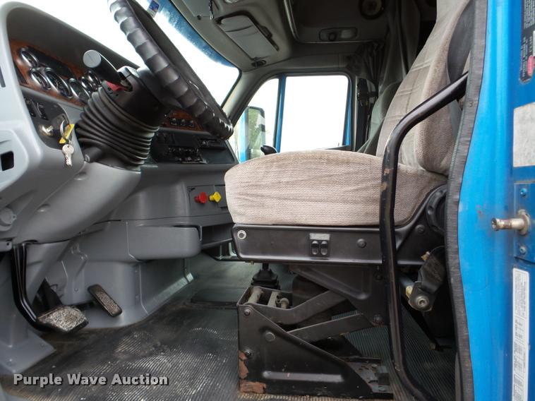 image for item DA8982 2003 Peterbilt 387 semi truck