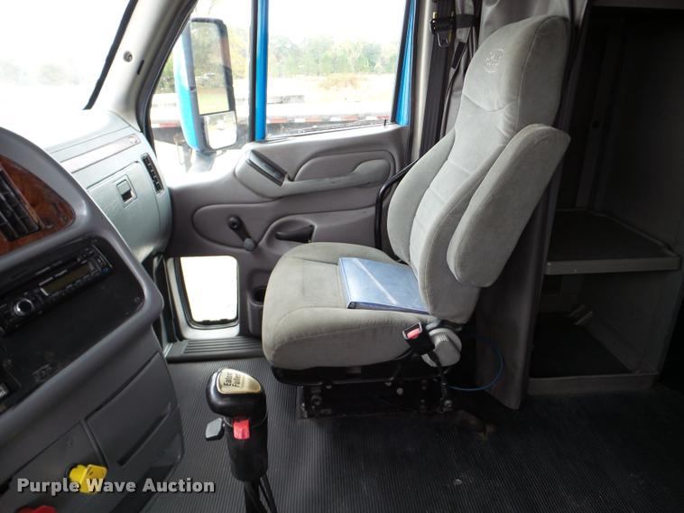 image for item DA8982 2003 Peterbilt 387 semi truck