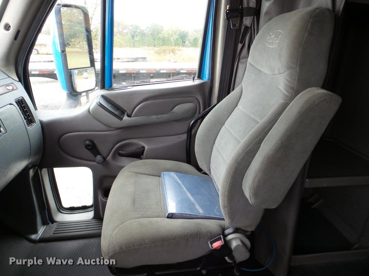 image for item DA8982 2003 Peterbilt 387 semi truck