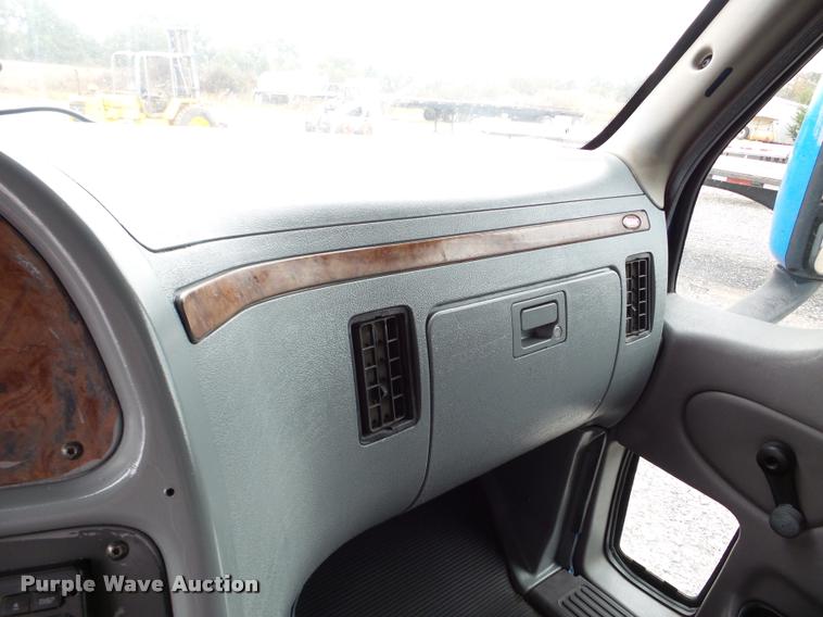 image for item DA8982 2003 Peterbilt 387 semi truck