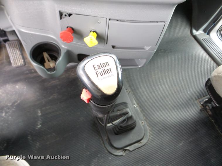 image for item DA8982 2003 Peterbilt 387 semi truck