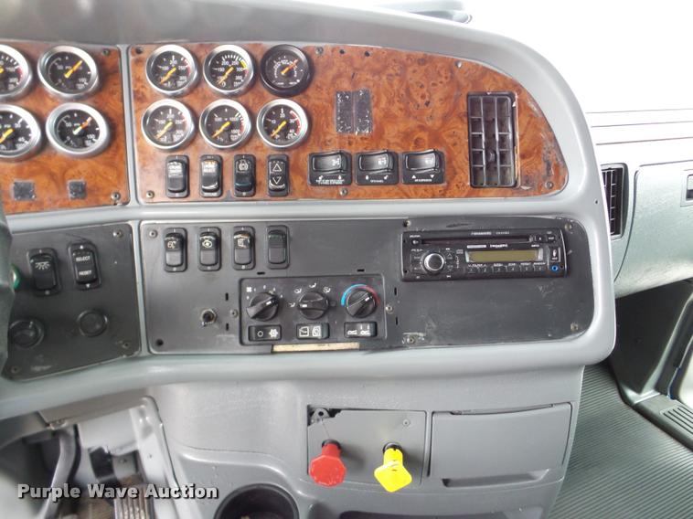 image for item DA8982 2003 Peterbilt 387 semi truck