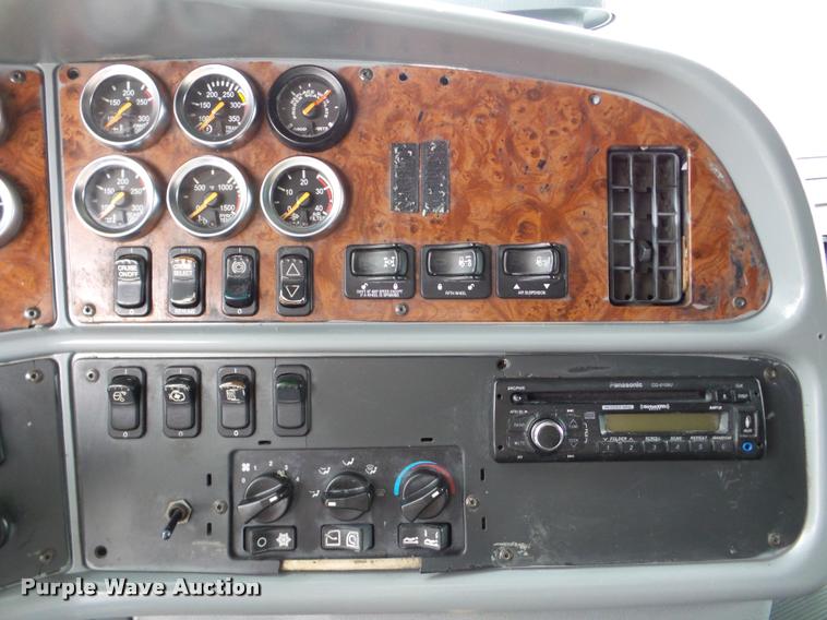 image for item DA8982 2003 Peterbilt 387 semi truck