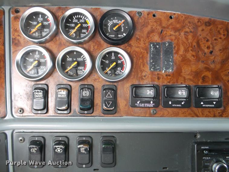 image for item DA8982 2003 Peterbilt 387 semi truck