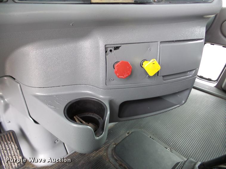 image for item DA8982 2003 Peterbilt 387 semi truck