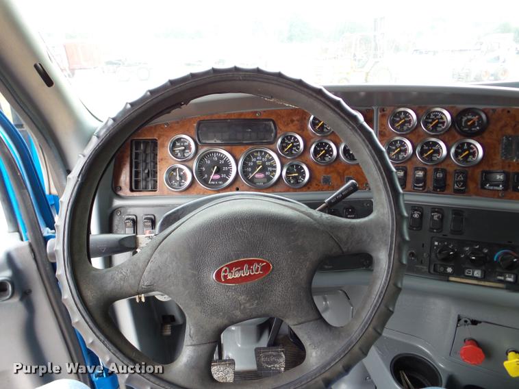 image for item DA8982 2003 Peterbilt 387 semi truck