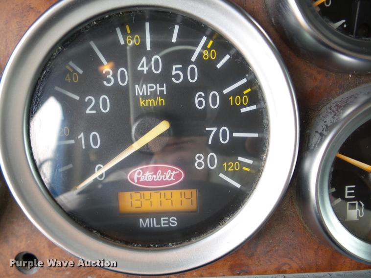 image for item DA8982 2003 Peterbilt 387 semi truck