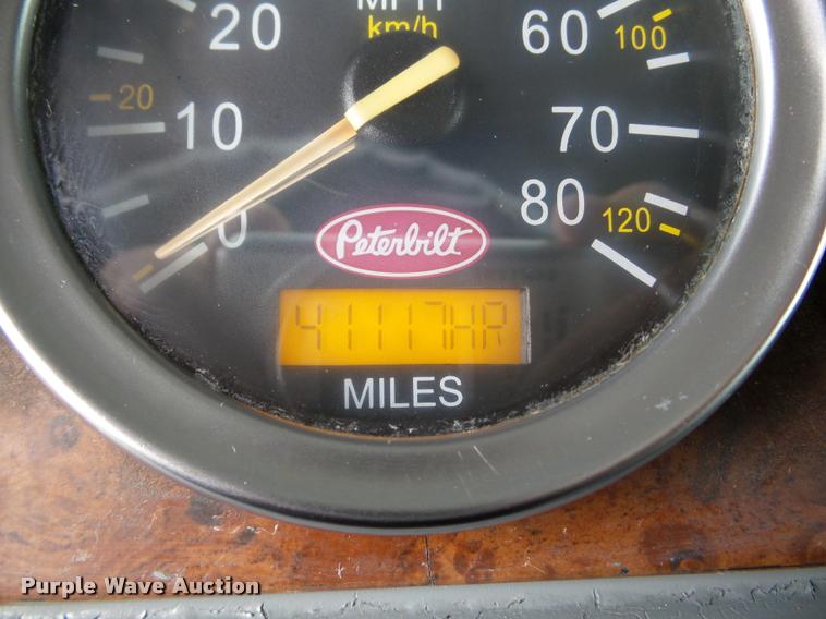 image for item DA8982 2003 Peterbilt 387 semi truck