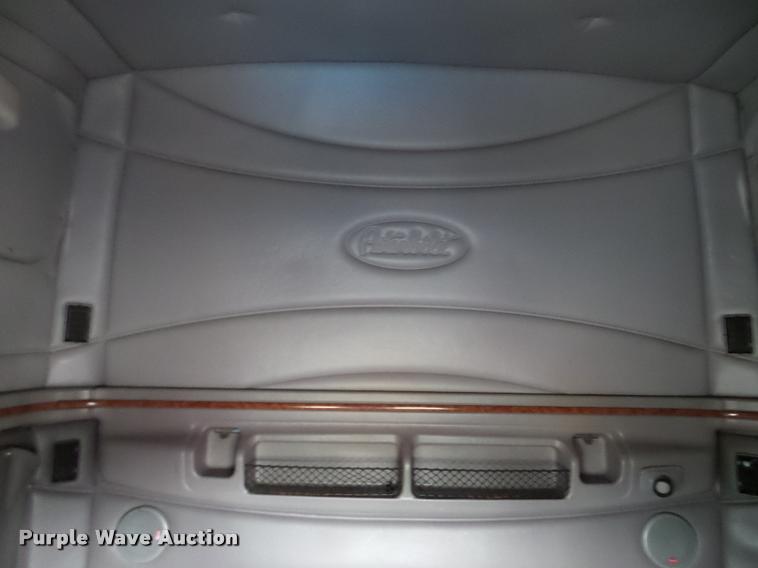 image for item DA8982 2003 Peterbilt 387 semi truck