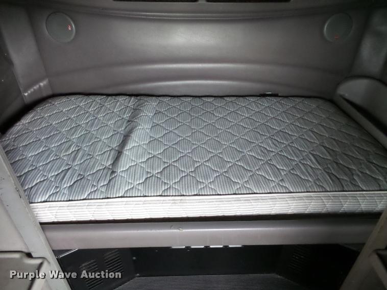 image for item DA8982 2003 Peterbilt 387 semi truck