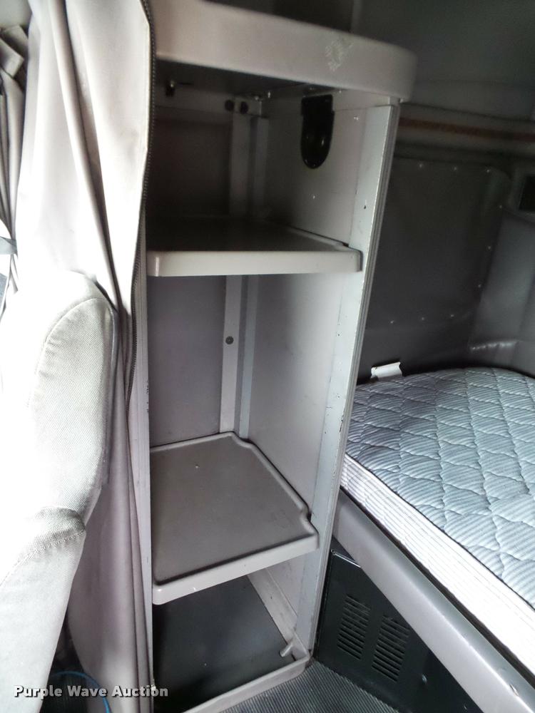 image for item DA8982 2003 Peterbilt 387 semi truck