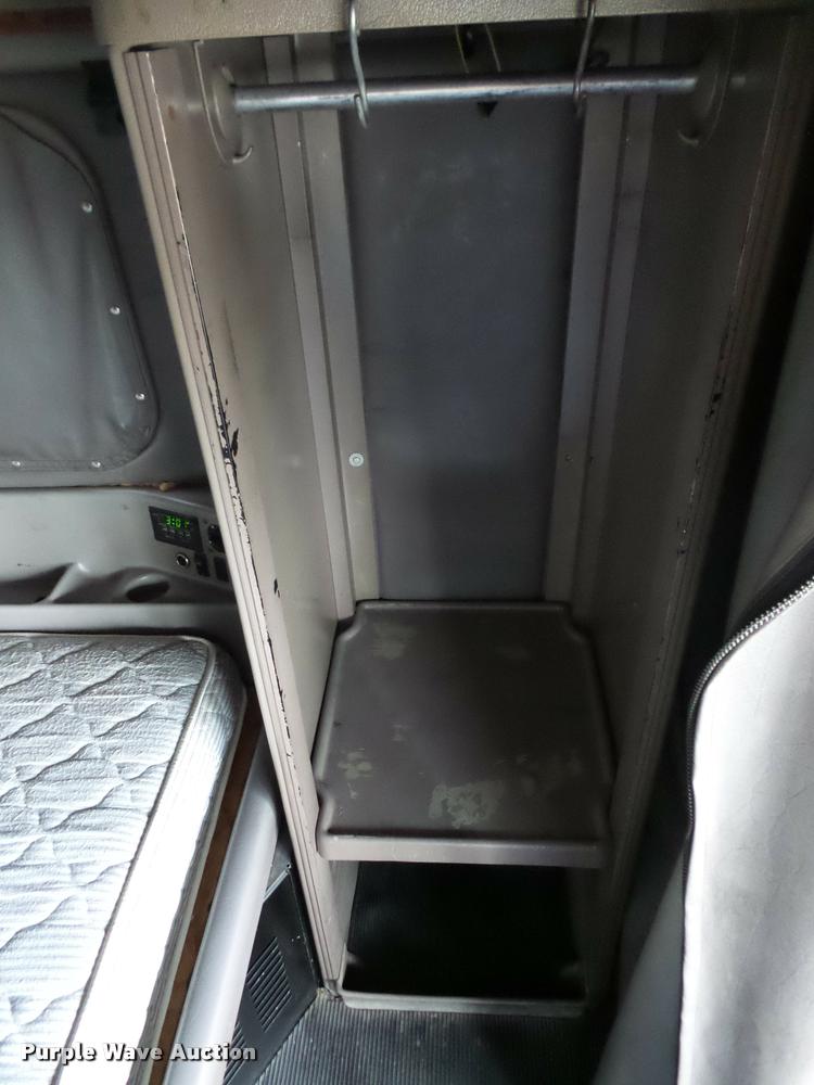 image for item DA8982 2003 Peterbilt 387 semi truck