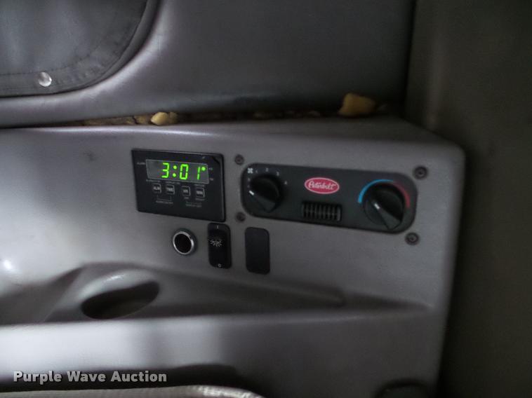 image for item DA8982 2003 Peterbilt 387 semi truck