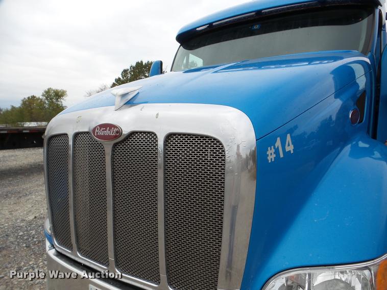 image for item DA8982 2003 Peterbilt 387 semi truck