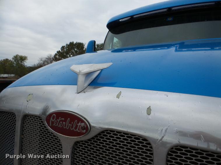 image for item DA8982 2003 Peterbilt 387 semi truck