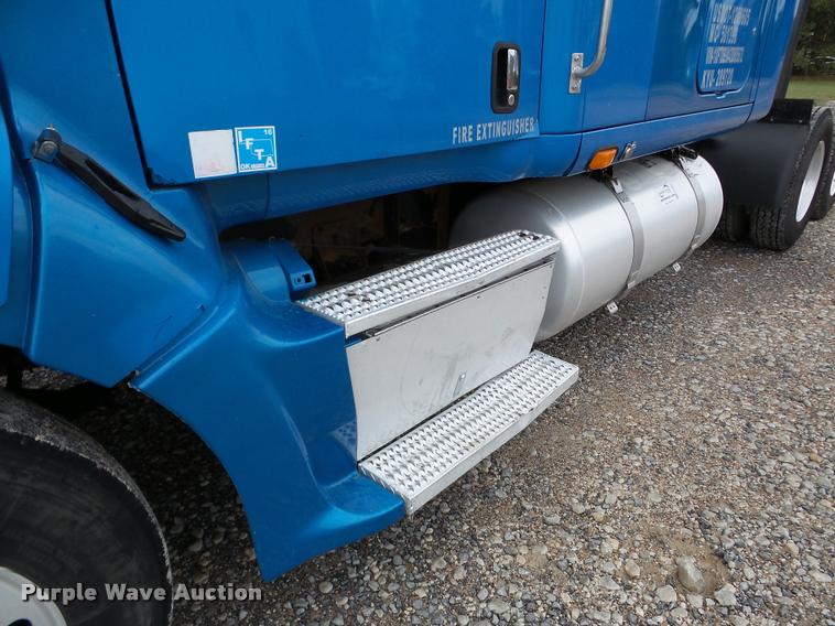 image for item DA8982 2003 Peterbilt 387 semi truck