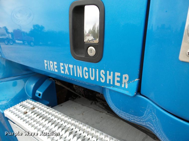 image for item DA8982 2003 Peterbilt 387 semi truck