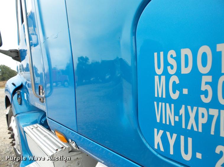 image for item DA8982 2003 Peterbilt 387 semi truck