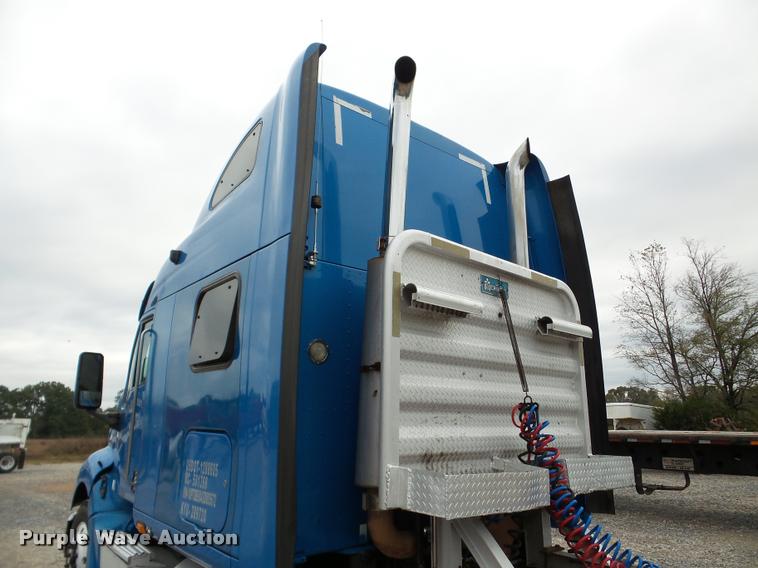 image for item DA8982 2003 Peterbilt 387 semi truck