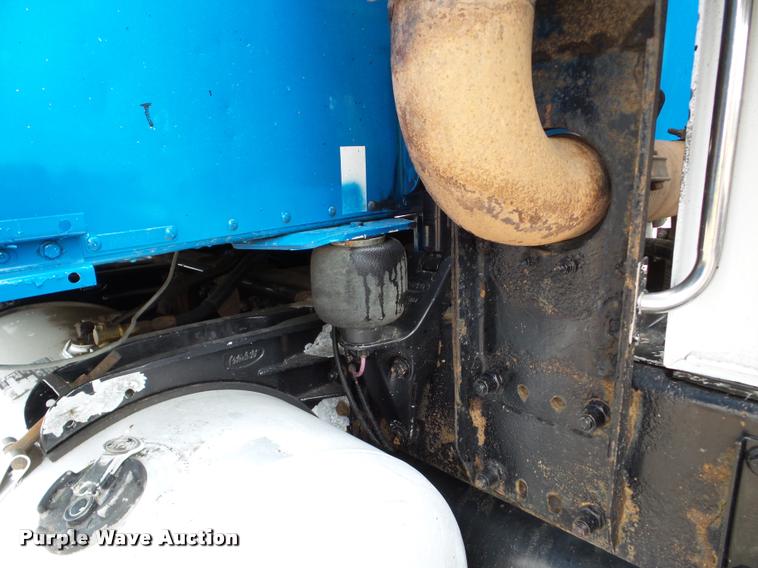 image for item DA8982 2003 Peterbilt 387 semi truck