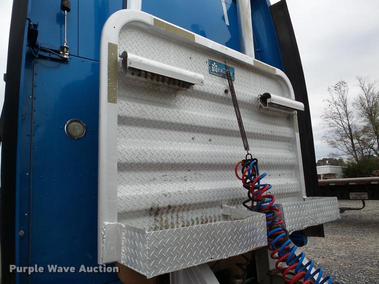 image for item DA8982 2003 Peterbilt 387 semi truck