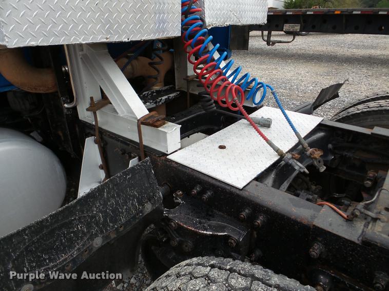 image for item DA8982 2003 Peterbilt 387 semi truck