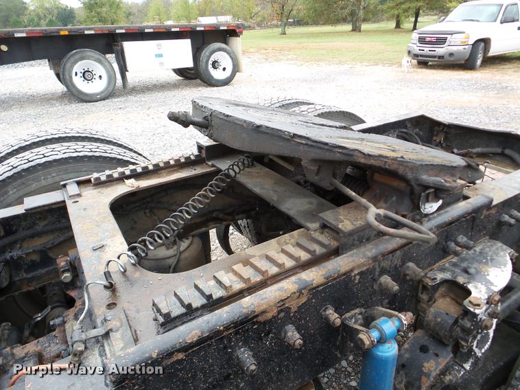 image for item DA8982 2003 Peterbilt 387 semi truck