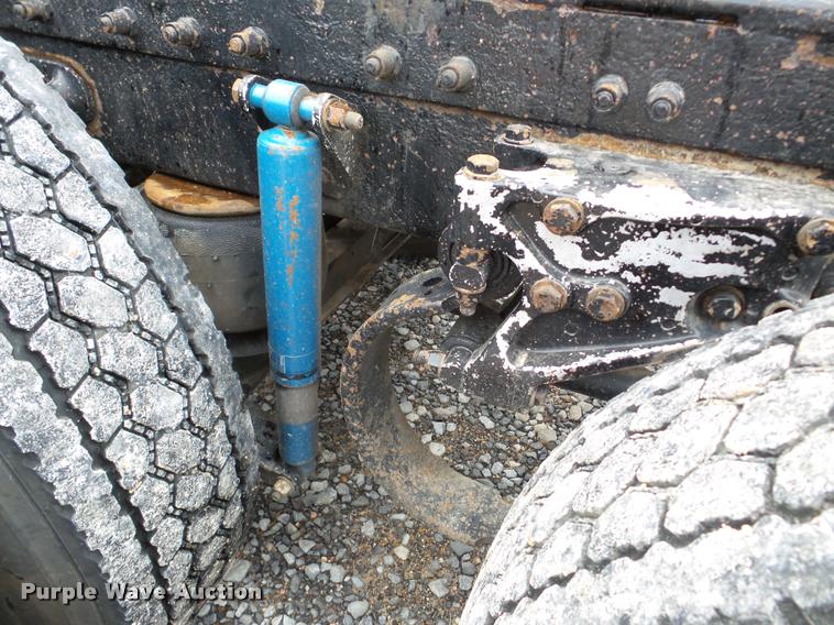 image for item DA8982 2003 Peterbilt 387 semi truck