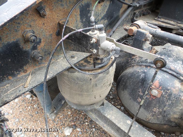 image for item DA8982 2003 Peterbilt 387 semi truck