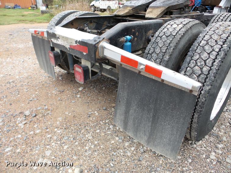 image for item DA8982 2003 Peterbilt 387 semi truck