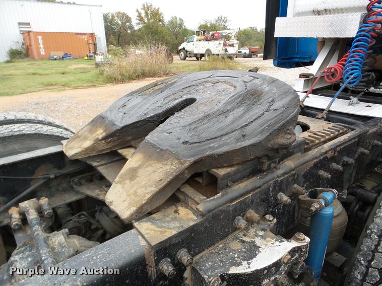 image for item DA8982 2003 Peterbilt 387 semi truck