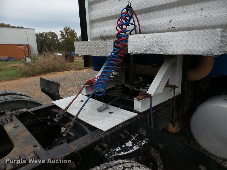 image for item DA8982 2003 Peterbilt 387 semi truck