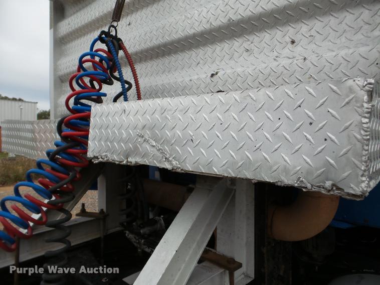 image for item DA8982 2003 Peterbilt 387 semi truck