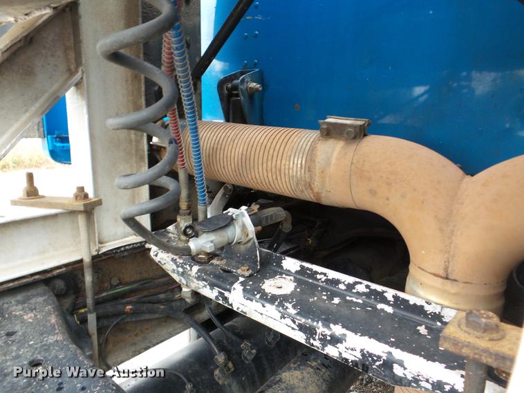 image for item DA8982 2003 Peterbilt 387 semi truck