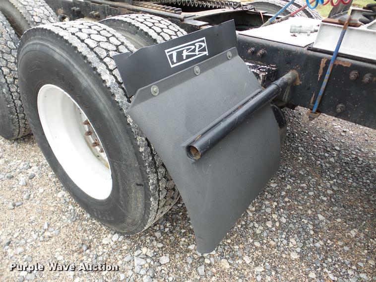 image for item DA8982 2003 Peterbilt 387 semi truck