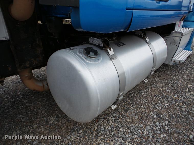 image for item DA8982 2003 Peterbilt 387 semi truck