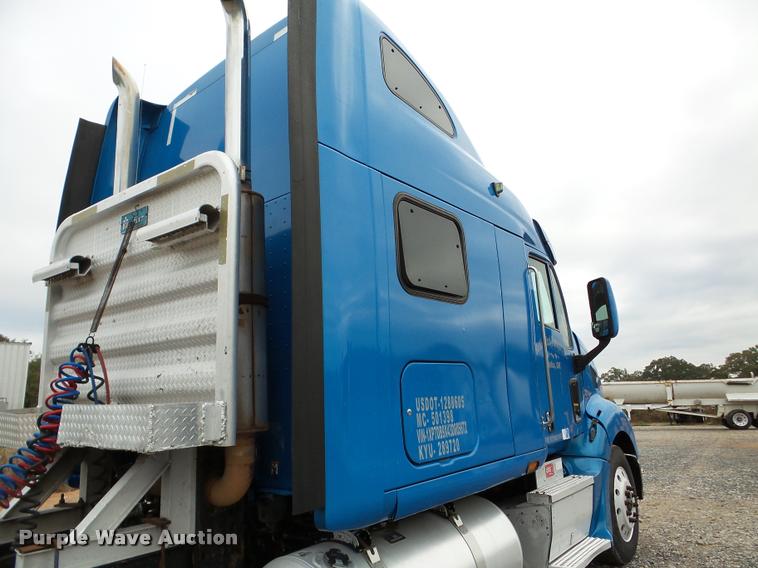 image for item DA8982 2003 Peterbilt 387 semi truck