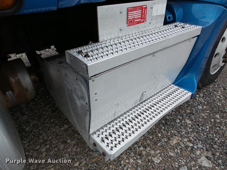 image for item DA8982 2003 Peterbilt 387 semi truck