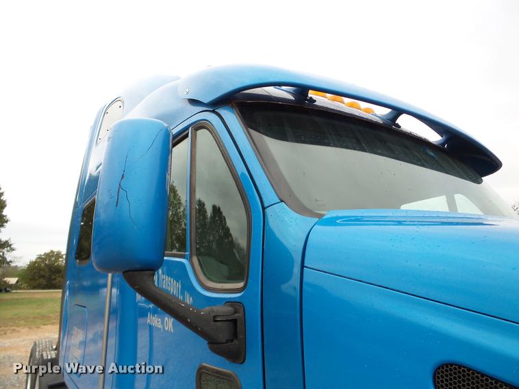 image for item DA8982 2003 Peterbilt 387 semi truck