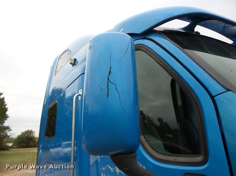 image for item DA8982 2003 Peterbilt 387 semi truck