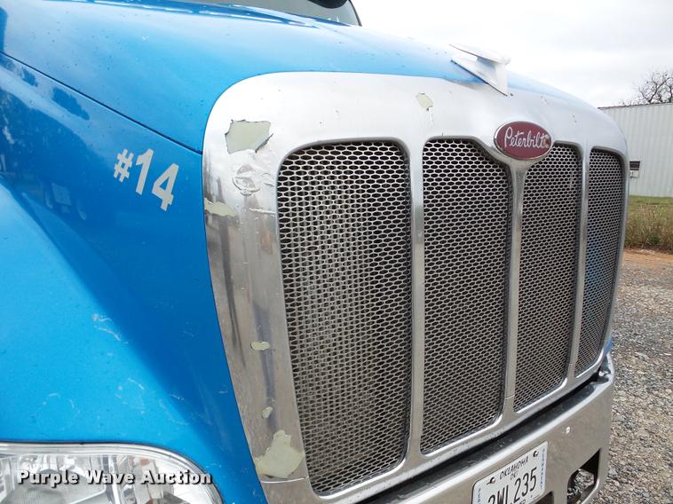 image for item DA8982 2003 Peterbilt 387 semi truck