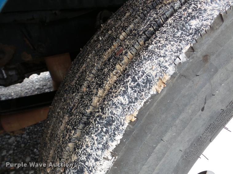 image for item DA8982 2003 Peterbilt 387 semi truck