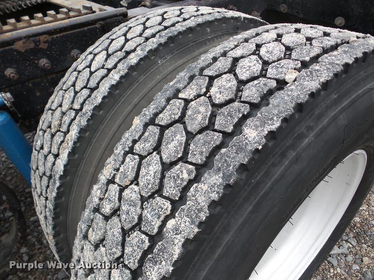 image for item DA8982 2003 Peterbilt 387 semi truck