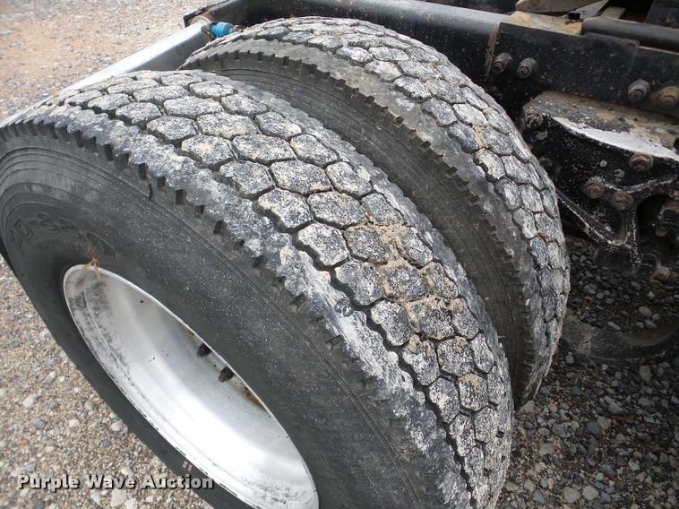 image for item DA8982 2003 Peterbilt 387 semi truck