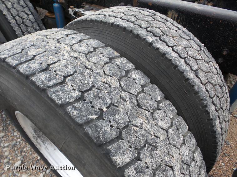 image for item DA8982 2003 Peterbilt 387 semi truck