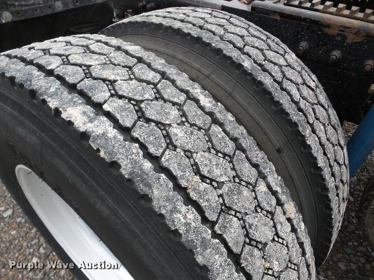 image for item DA8982 2003 Peterbilt 387 semi truck