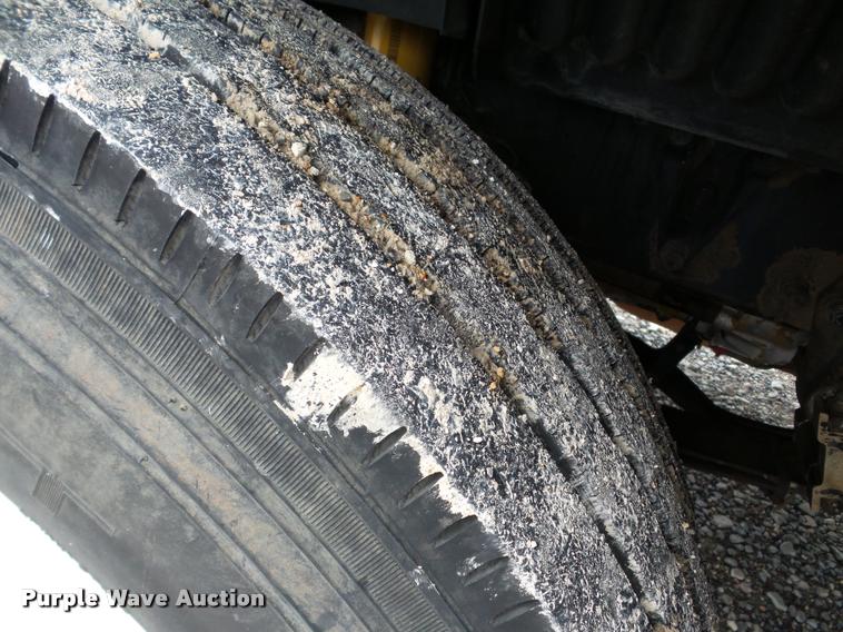 image for item DA8982 2003 Peterbilt 387 semi truck