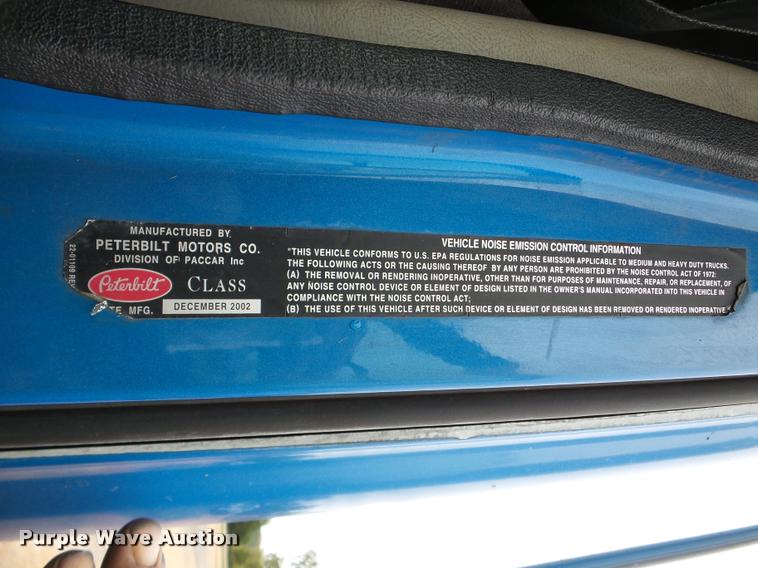 image for item DA8982 2003 Peterbilt 387 semi truck