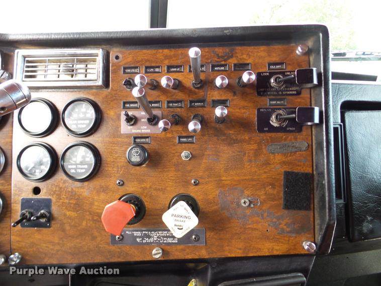 image for item DA8987 1996 Peterbilt 379 semi truck